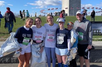 Students and faculy post race in front of the Washington Monument